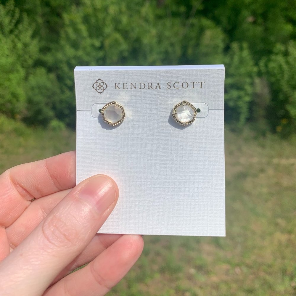 KENDRA SCOTT • Davie Gold Stud Earrings